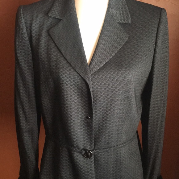 Tahari Front Clasp Fitted Blazer - Picture 16 of 16